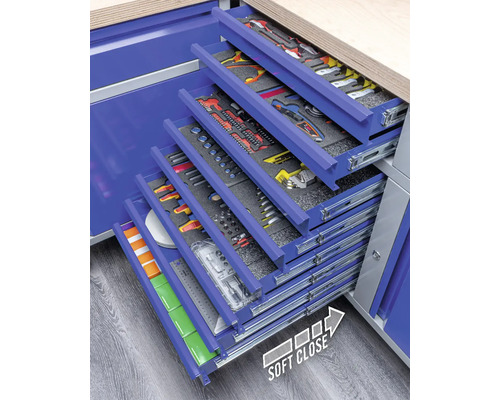 Gereedschapswagen met laden gevuld met gereedschap in schuimrubber inlays