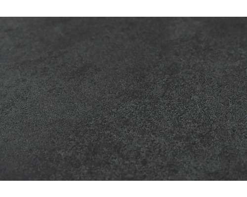 Close-up van een donkere vloertegel met lichte textuur.