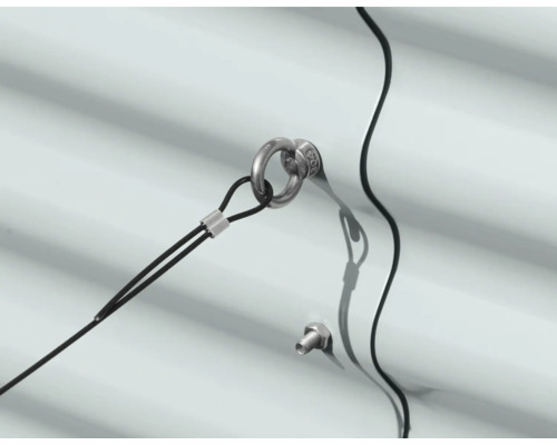 Detailopname van een ring met touw bevestigd aan een wand