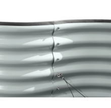 Detailopname van een metalen tuinbak met schroeven