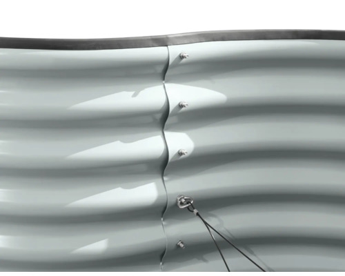 Detailopname van een metalen tuinbak met schroeven