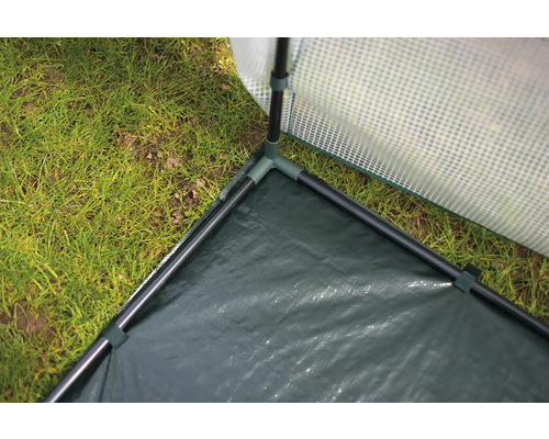 Detailopname van een serre met folie en buizenframe.