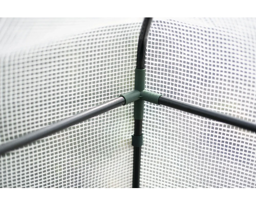 Detailopname van een kas met een frame van kunststof buizen en foliebekleding