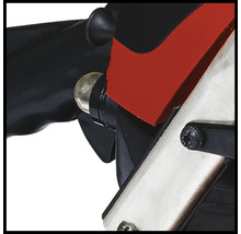 Detailopname van een heggenschaar: bedieningselementen en behuizing.