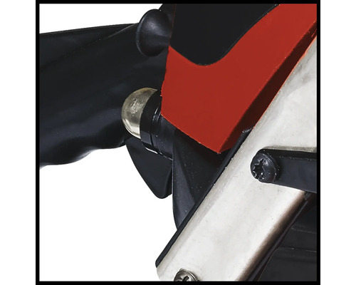 Detailopname van een heggenschaar: bedieningselementen en behuizing.