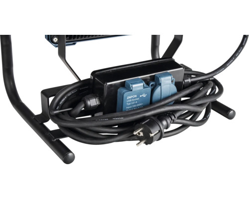 Gedetailleerd beeld van een stroomverdeler met USB-aansluiting op een statief