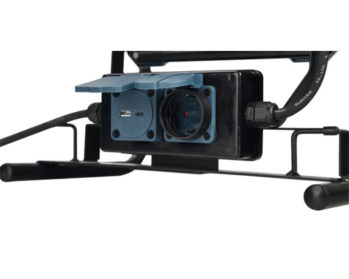 Close-up van een bouwlamp met stopcontact en USB-poort