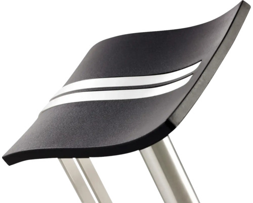 Detailopname van een barkruk met een zwarte zitting en zilverkleurige strepen op een zilverkleurig frame.