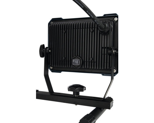 Achterkant van een led bouwlamp met statief