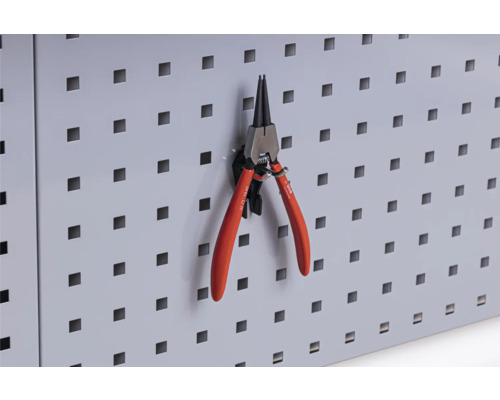 Borgveertang aan een gereedschapswand