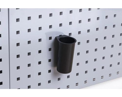 Geperforeerde wand met zwarte gereedschapsbeker