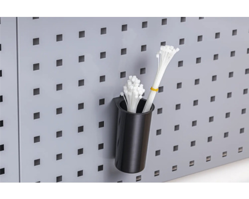 Geperforeerde wand met kabelbinders in een houder