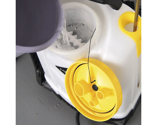 Tuinspuit vullen met vloeistof