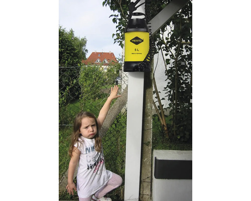 Gele drukspuit met een capaciteit van 5 liter van het merk Mesto, bevestigd aan een paal.