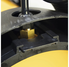 Detailweergave van een messing fitting in een kunststofhouder.