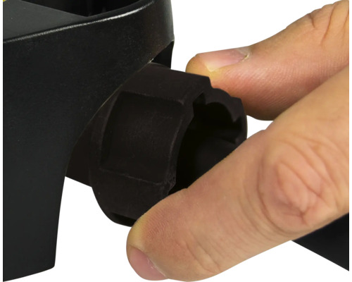 Detailopname van een persoon die een onderdeel aan een ander onderdeel bevestigt