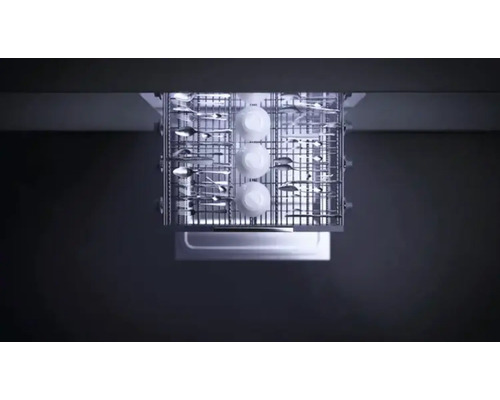 Vaatwasser met bestek en vaatwerk binnenin.