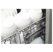 Vaatwasser met vaatwerk en kopjes in de vaatwerkmand