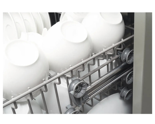 Vaatwasser met vaatwerk en kopjes in de vaatwerkmand