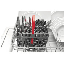 Vaatwasser met bestekmand gevuld met messen, vorken en lepels