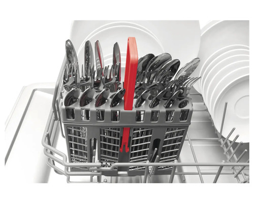 Vaatwasser met bestekmand gevuld met messen, vorken en lepels