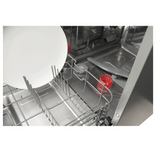 Binnenaanzicht van een vaatwasser met afwasrek en vaatwerk