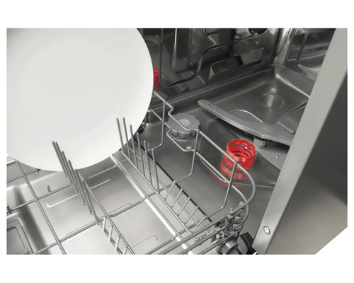 Binnenaanzicht van een vaatwasser met afwasrek en vaatwerk