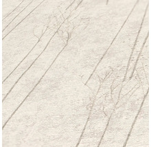 Close-up van een behang met boommotief en houtlook.