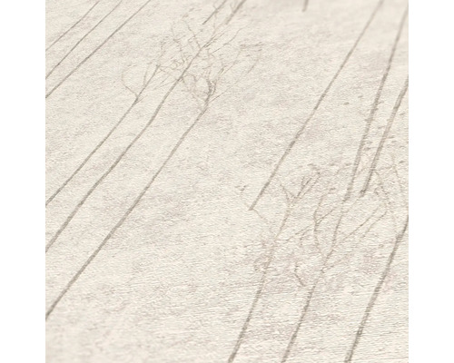 Close-up van een behang met boommotief en houtlook.