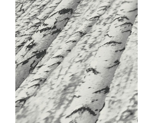 Close-up van een behangpatroon met berkenstammen