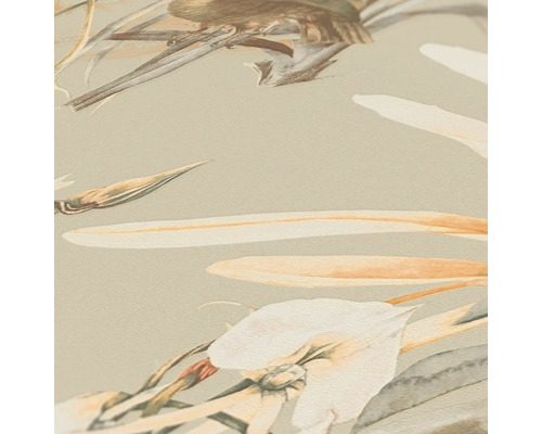 Close-up van een behang met bloem- en vogelmotieven