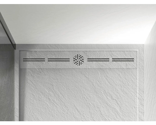 Detailopname van een douchegoot met lineaire afdekking en patroon