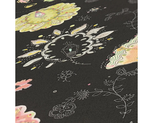 Close-up van een zwart behang met bloemmotieven