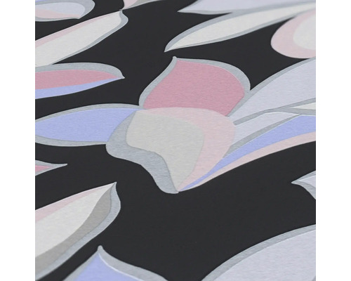 Close-up van een behang met bloemmotief op een donkere achtergrond