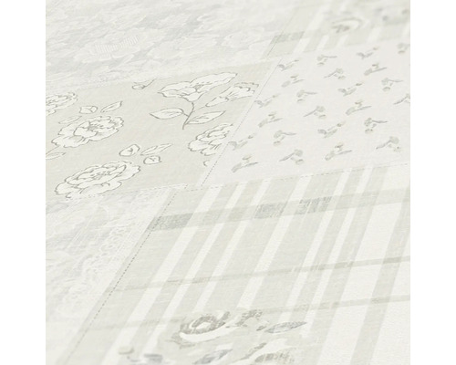 Close-up van een behang met verschillende bloemen- en geometrische patronen