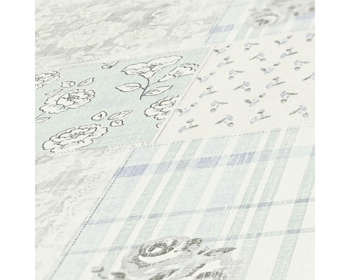 Close-up van een behang met een patchworkmotief van bloemen en ruiten