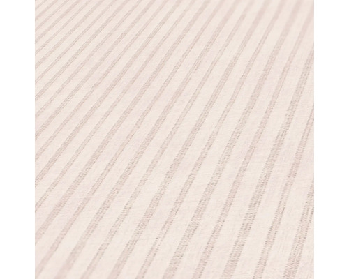 Close-up van een gestructureerd behang met streepmotief