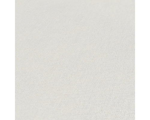 Close-up van een lichtgekleurd vliesbehang met lichte structuur