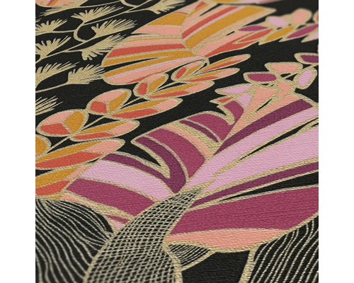 Detailopname van een patroonbehang met florale elementen op een donkere achtergrond