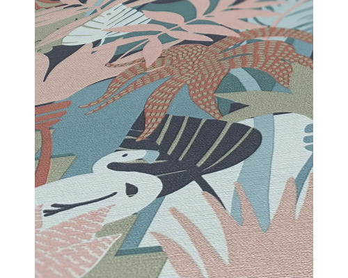 Close-up van een behang met een tropisch plantenmotief