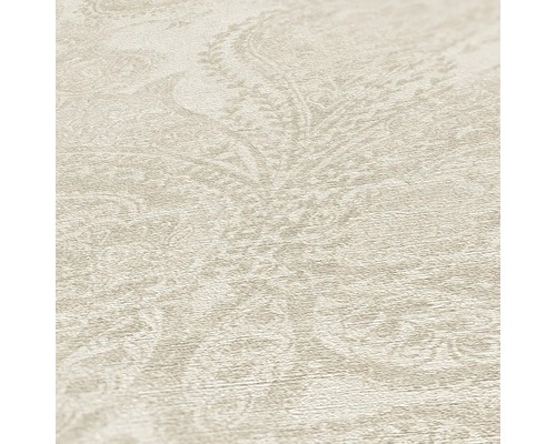 Close-up van een beige vinylbehang met paisley-motief.
