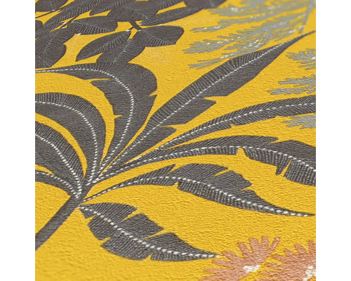 Close-up van een gestructureerd behang met bladerpatroon