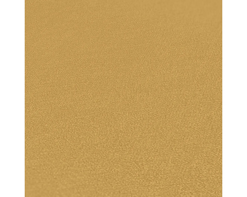 Close-up van een goudkleurig behang met een fijne textuur