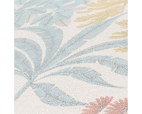 Detailopname van een behang met bloemmotief.