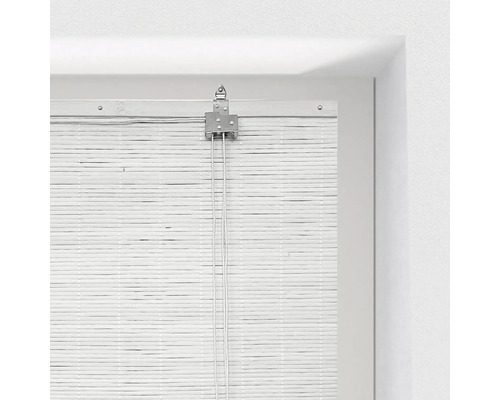 Bamboe rolgordijn in raamkozijn met trekkoorden