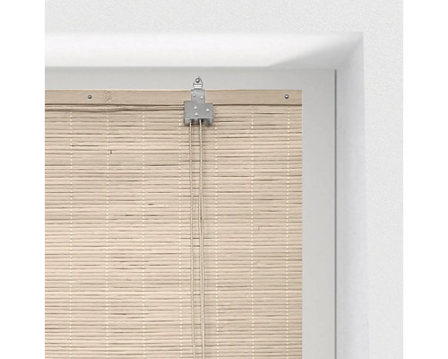 Bamboe rolgordijn met bedieningsmechanisme in een raamkozijn