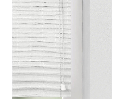 Detail van een witte bamboe rolgordijn met trekkoord voor raamdecoratie.