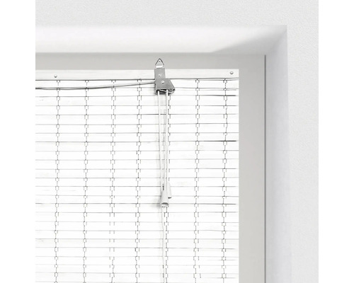 Detail van een bamboe raamdecoratie met trekkoord