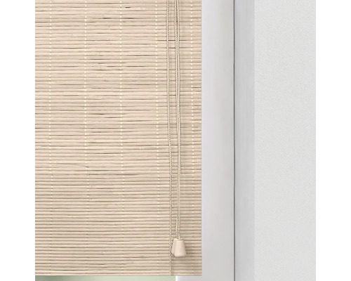 Bamboe rolgordijn met trekkoord aan het raam