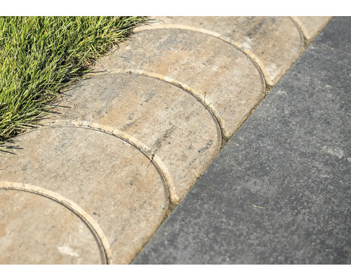 Tuinpad met gazon en straatstenen